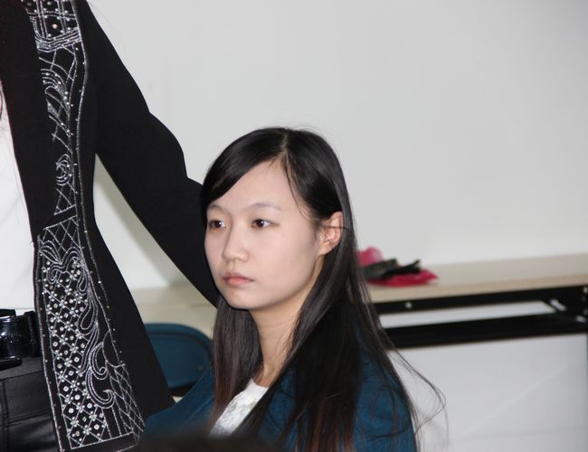 哲社学院又一关爱女生活动——女生节化妆教学活动,美女老师帮助哲